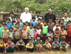 gruppo di bambini della missione in thailandia
